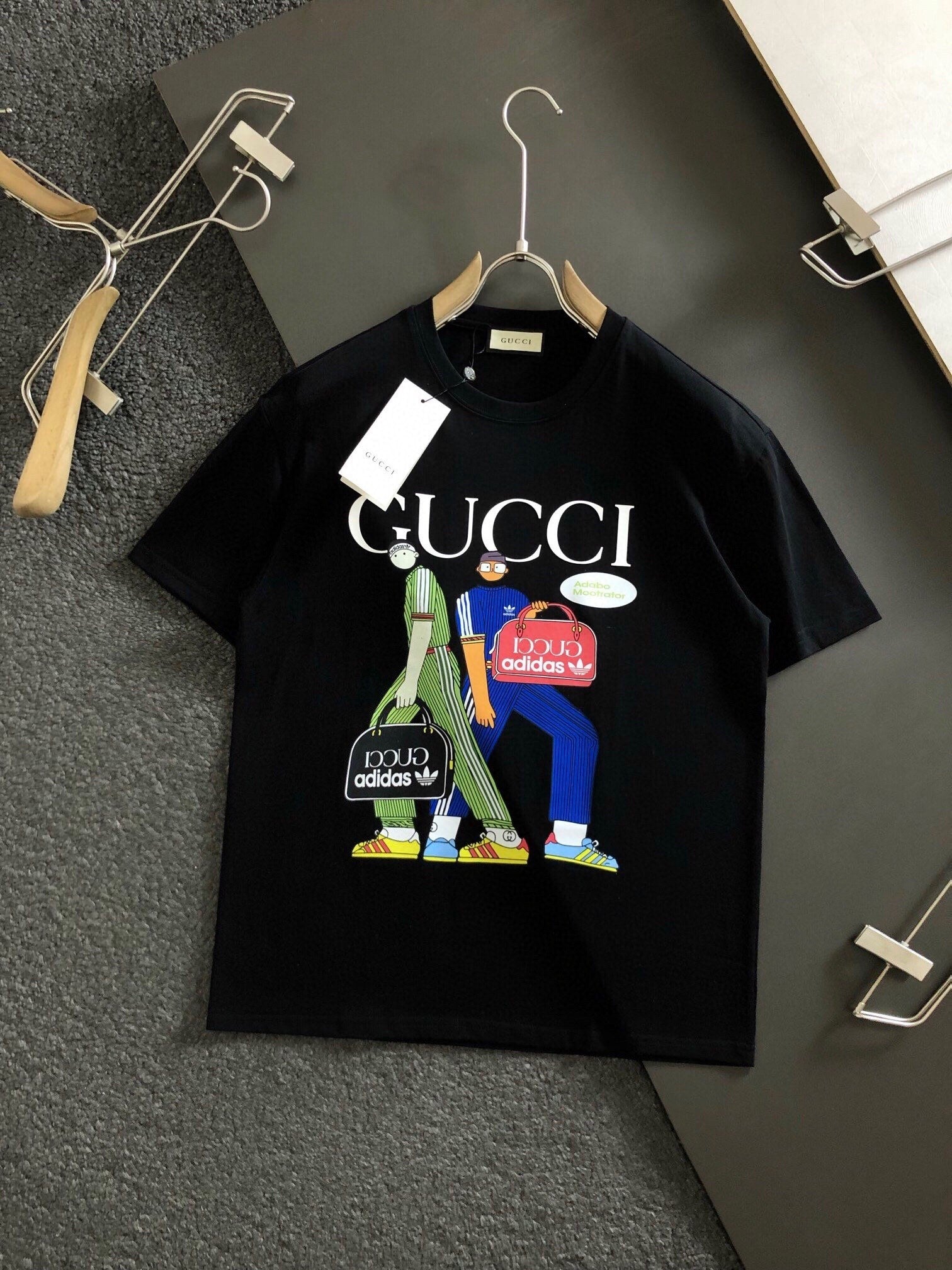 Camiseta Gucci Maleta Adidas - Preto