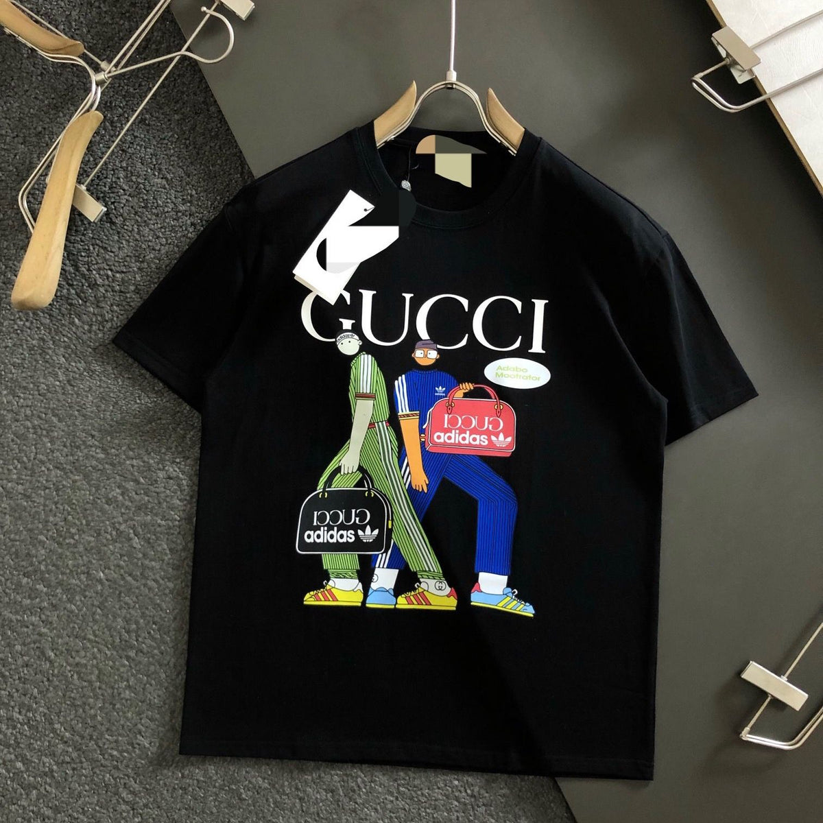Camiseta Gucci Maleta Adidas - Preto