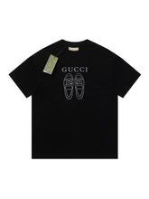 Camiseta Gucci Estampa Tênis - Preto (PRONTA ENTREGA)