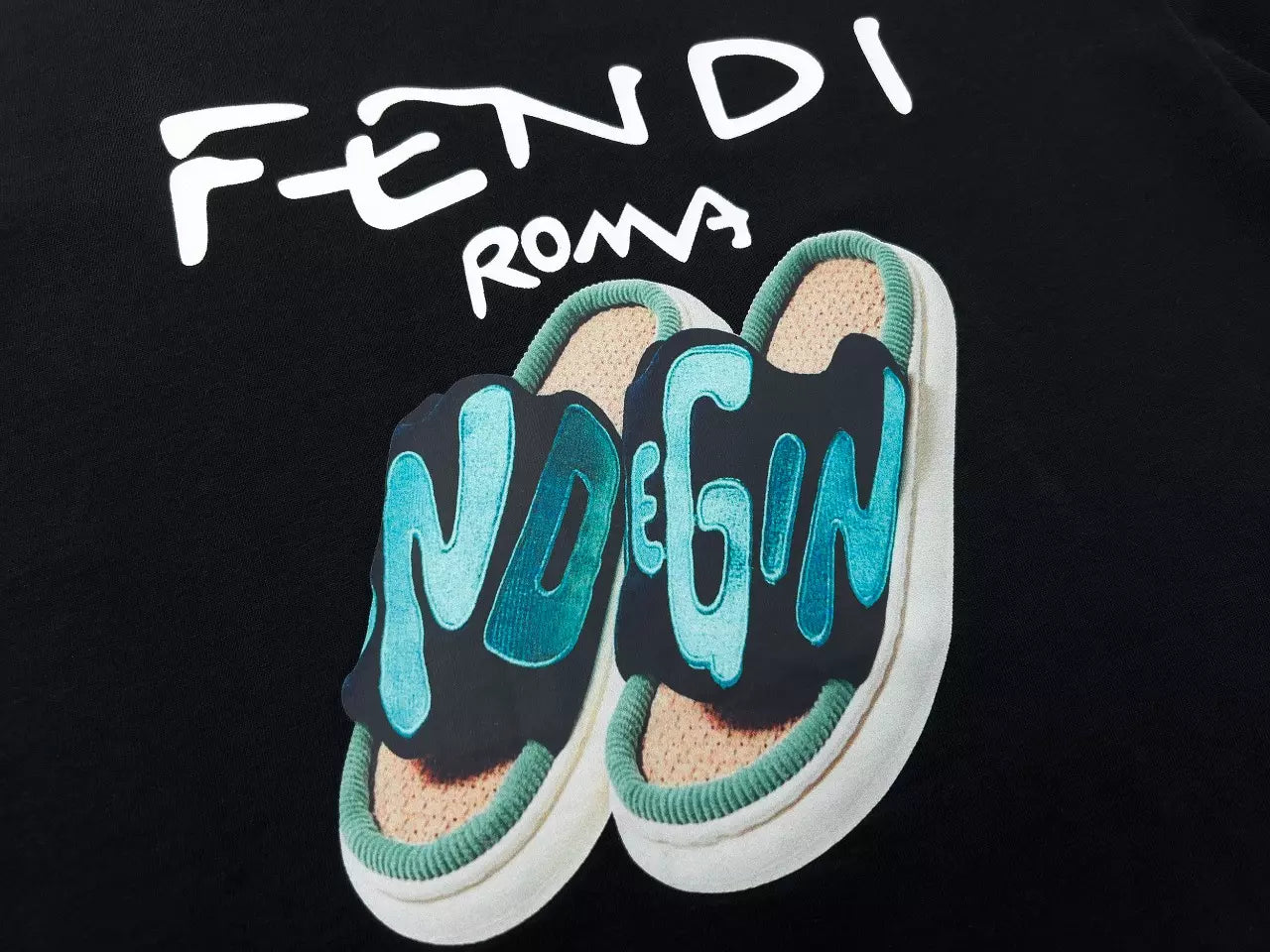 Camiseta FENDІ Roma Chinelo - Preta (PRONTA ENTREGA)