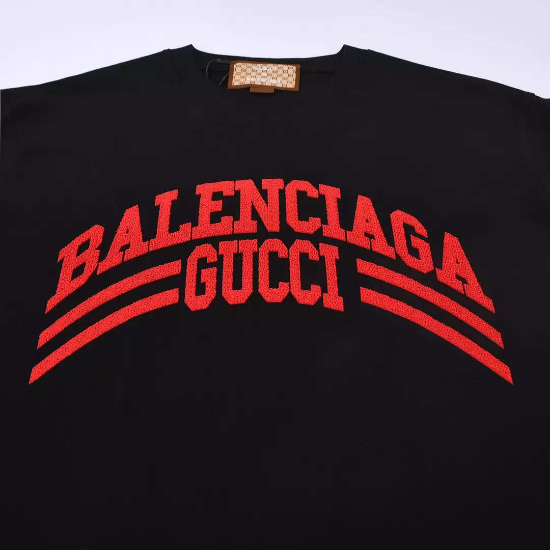 Camiseta logo Balenciaga X GuccІ - Preta